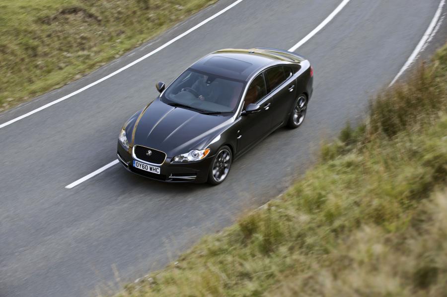 Jaguar XF BlackPack 2010 года  (UK) (фото 8 из 17)